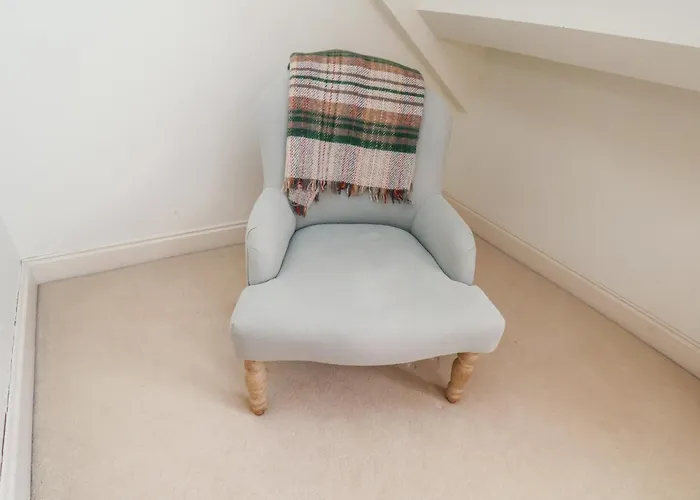 12 St Hilda's * ويتبي