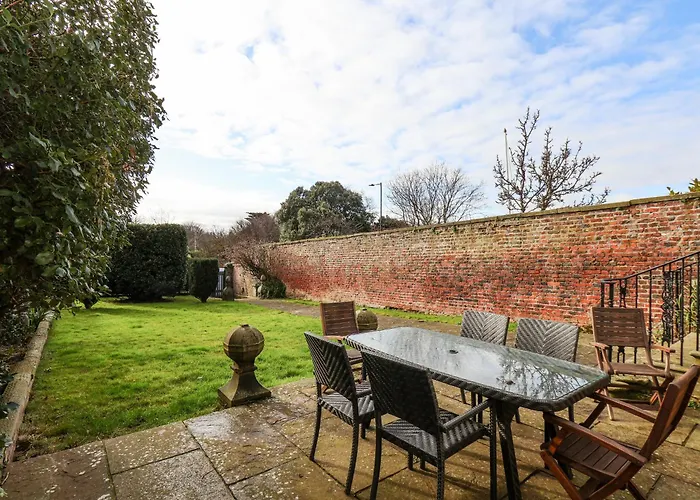 12 St Hilda's ويتبي