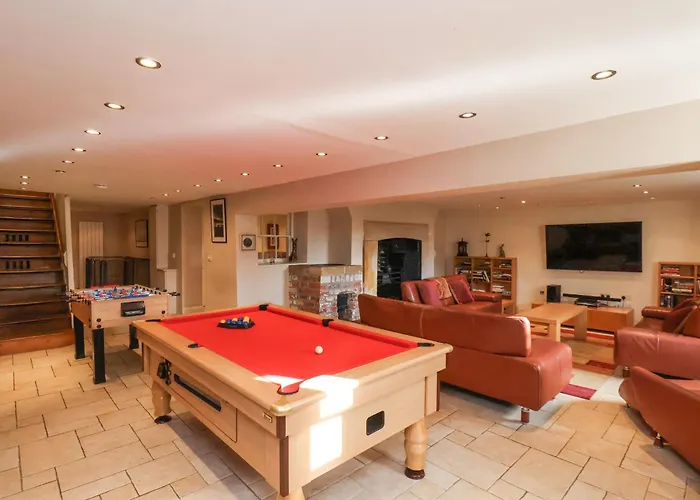 12 St Hilda's * ويتبي