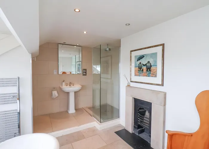 12 St Hilda's * ويتبي