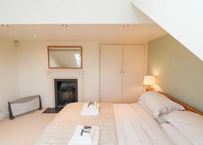 12 St Hilda's ويتبي