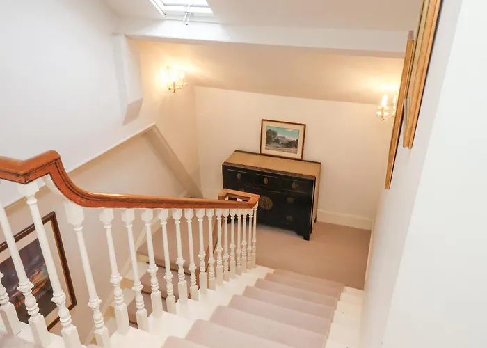 12 St Hilda's * ويتبي