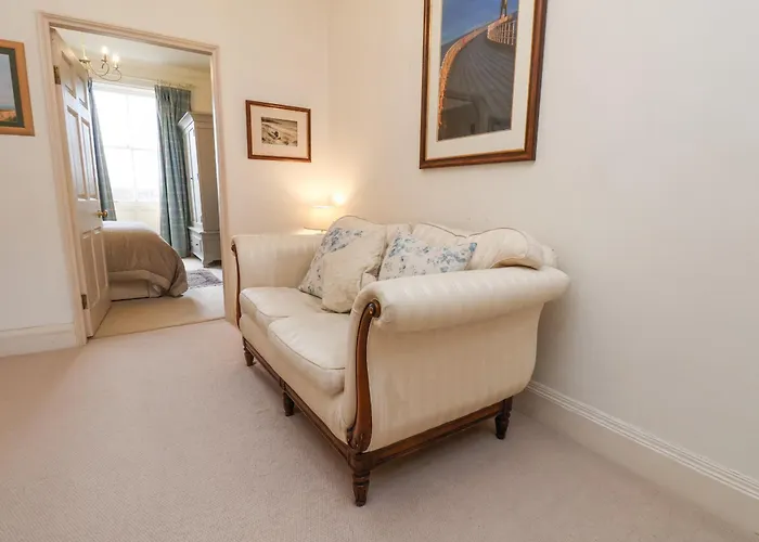 12 St Hilda's ويتبي