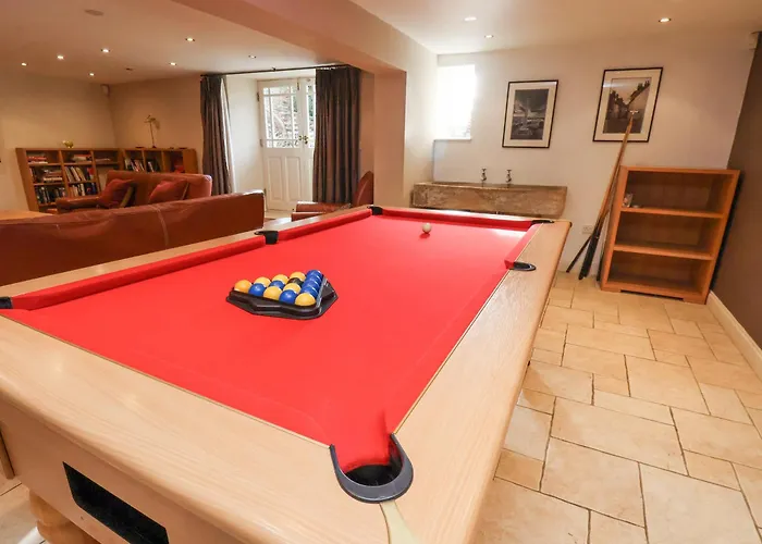 12 St Hilda's * ويتبي