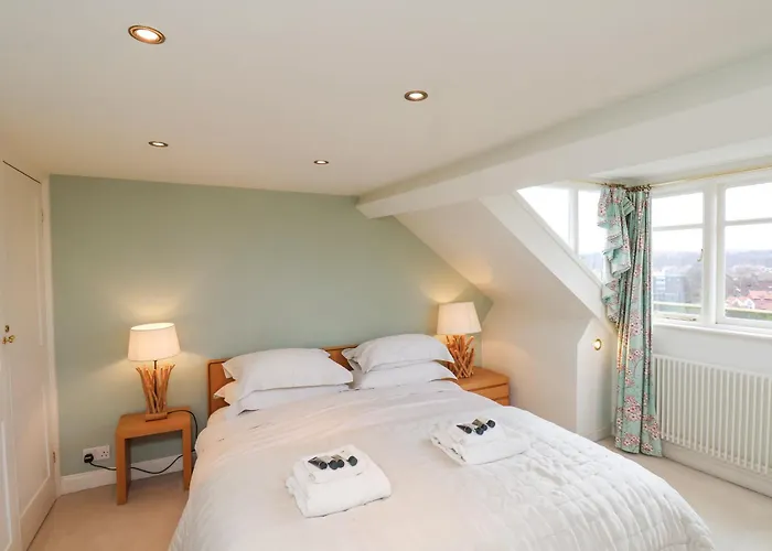 12 St Hilda's ويتبي