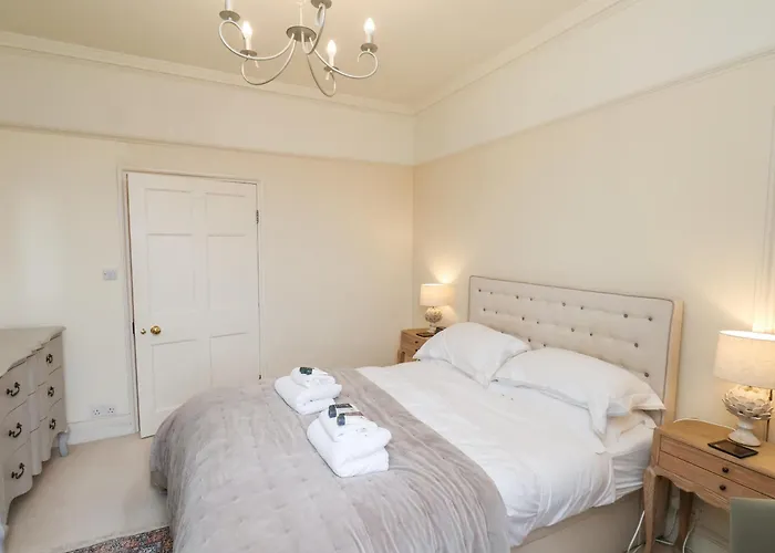 12 St Hilda's * ويتبي