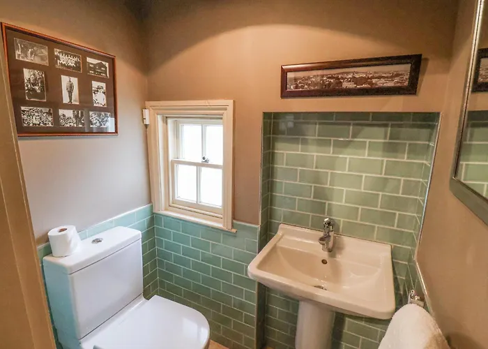 12 St Hilda's * ويتبي