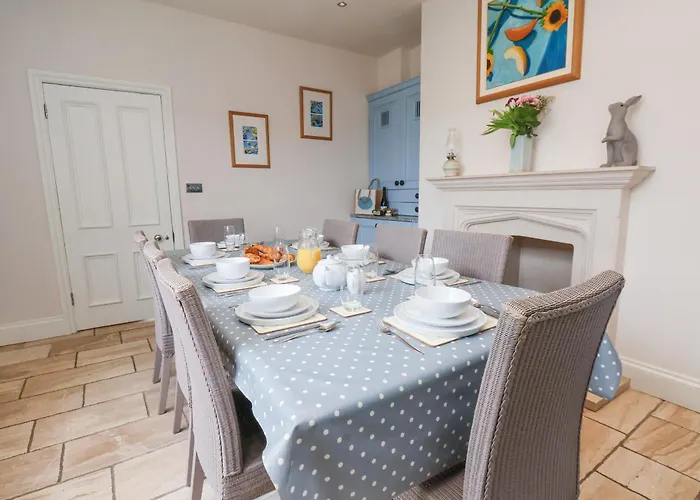 12 St Hilda's * ويتبي